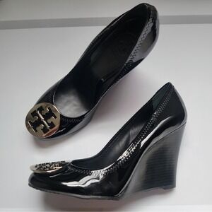New Tory Burch Black Patent Leather Sally Wedge Pumps Shoes Round Toe Size 8.5 M
